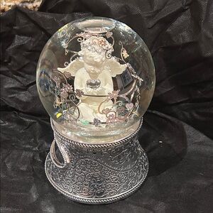 ANGEL SNOW GLOBE MUSIC BOX SPINS with SPARKLE SNOWFLAKES